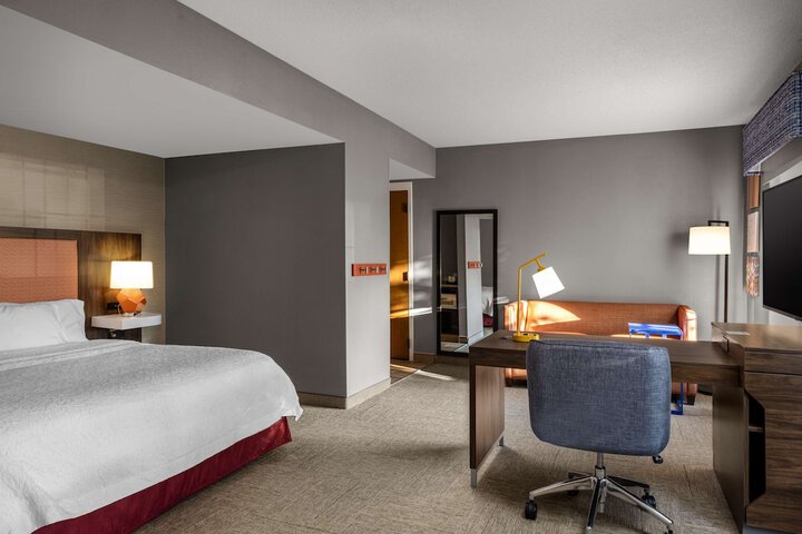 Hampton Inn & Suites State College at Williamsburg Square