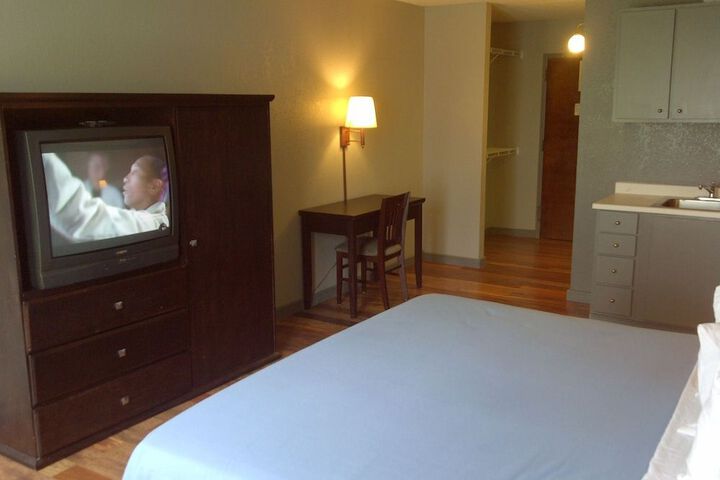COUNTRY HEARTH INNS & SUITES