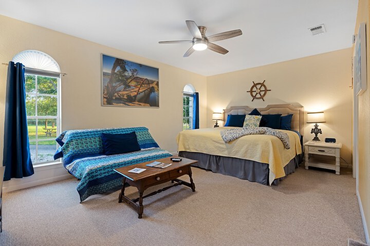 Pet-friendly Marble Falls Home w / Hot Tub!