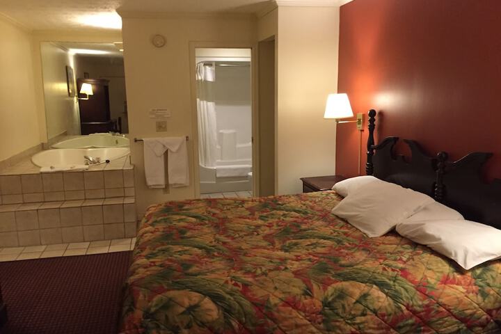 Wildwood Inn Tropical Dome & Theme Suites