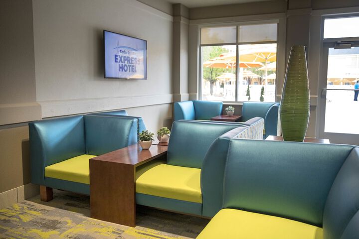 Cedar Points Express Hotel