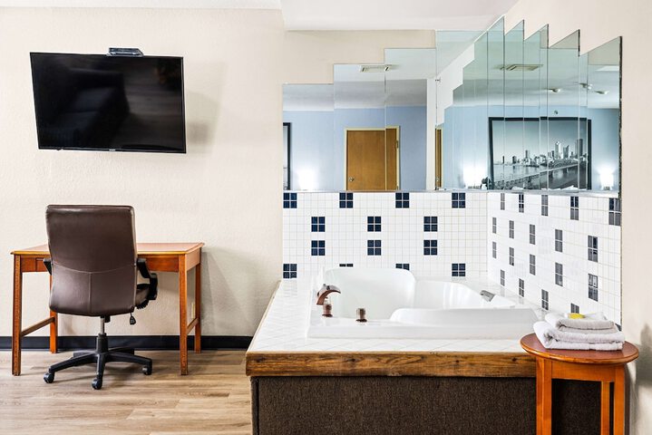 Super 8 by Wyndham Pittsburgh / Monroeville