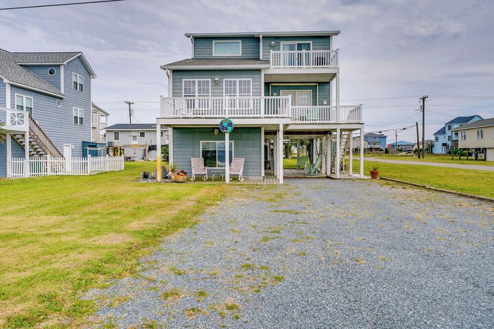 Topsail Beach Vacation Rental: Steps to Shore!