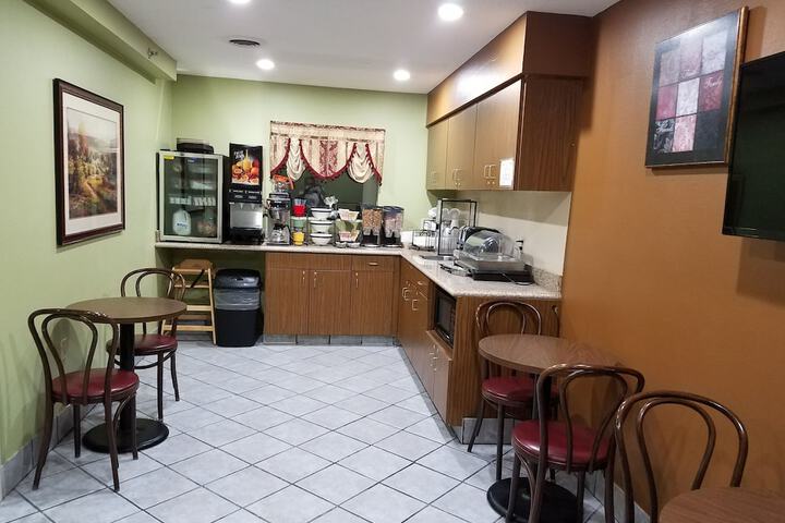 Dining 36 of 44