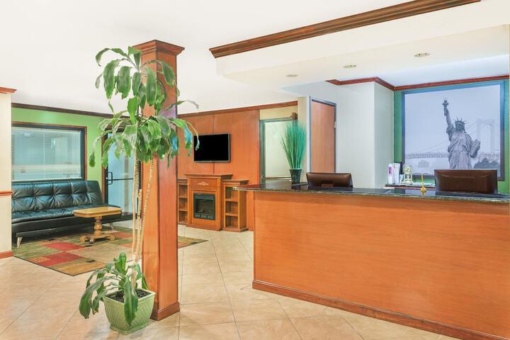 Super 8 by Wyndham Tilton / Lake Winnipesaukee