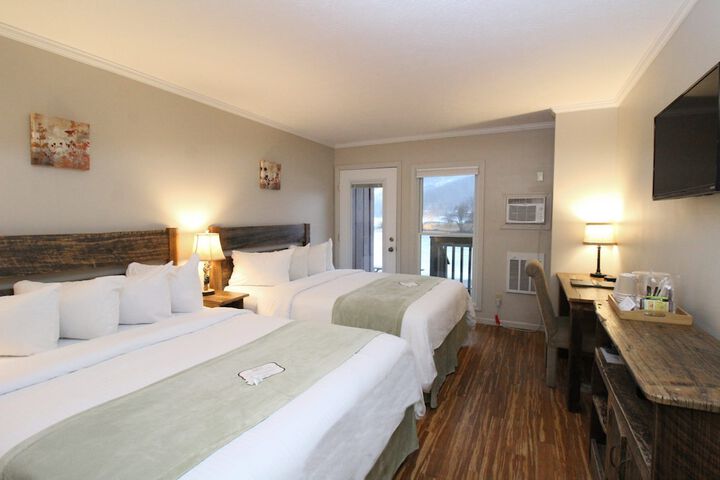 LakeFront Lodge