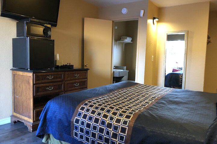 Room 6 of 9