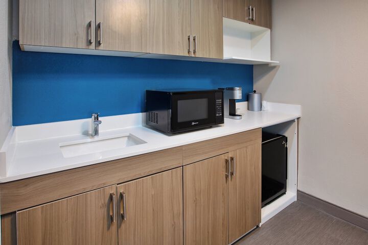 Holiday Inn Express & Suites Milwaukee Nw Park Place by IHG