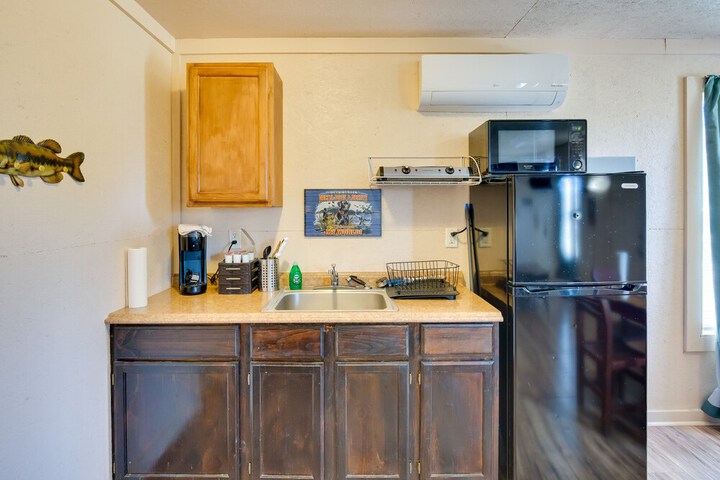 On-site Fishing Pier: Pet-friendly Kerens Cabin!