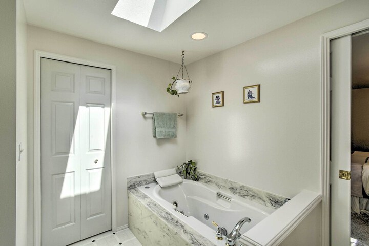 Spacious Family Home on Golf Course: Hike & Bike!