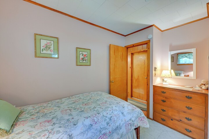 Walk to Beach: Long Island Wine Country Home!
