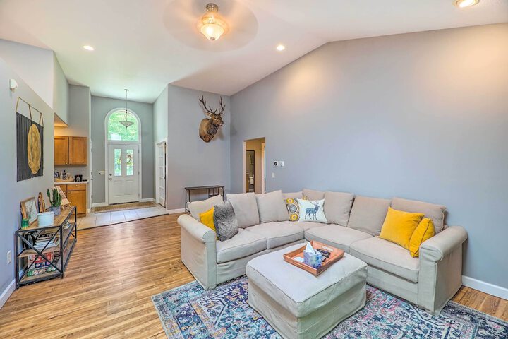 Cozy Whitehall Hideaway w / Hot Tub + Chiminea!