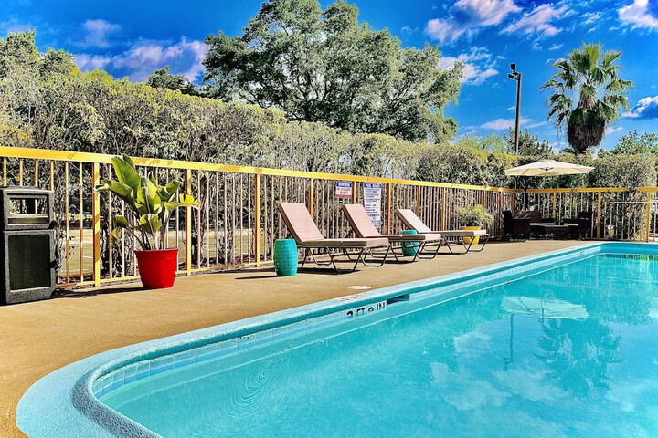 Pool 11 of 70