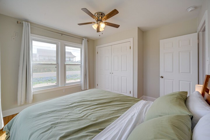 Pet-friendly Texas Retreat w / Deck & Gas Grill!
