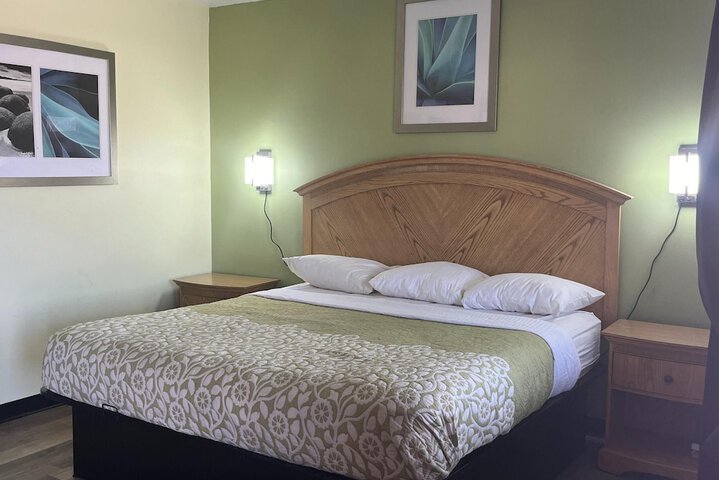Room 12 of 16