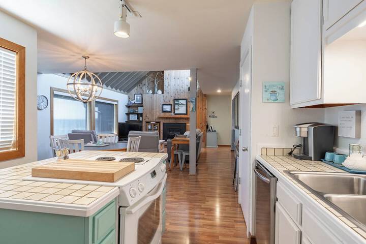 Idyllic Coastal Haven - Whale Watch in Depoe Bay!