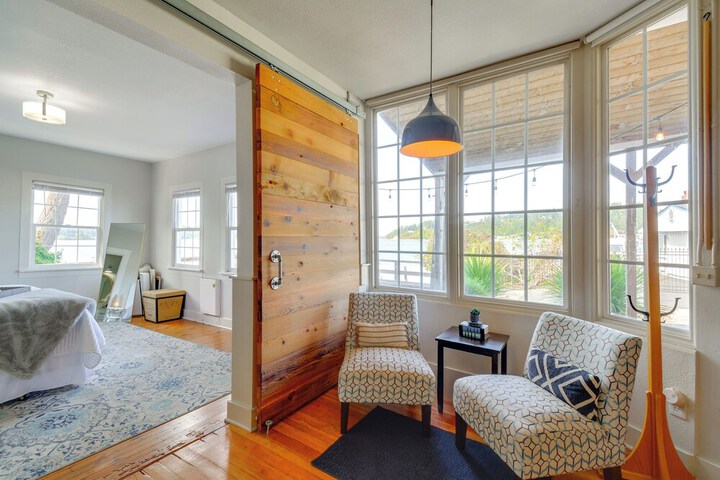 Gig Harbor House w / Private Beach + Views!
