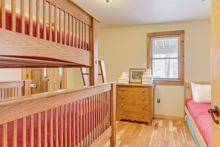 Jeffersonville Home w / Deck Near Hiking & Climbing