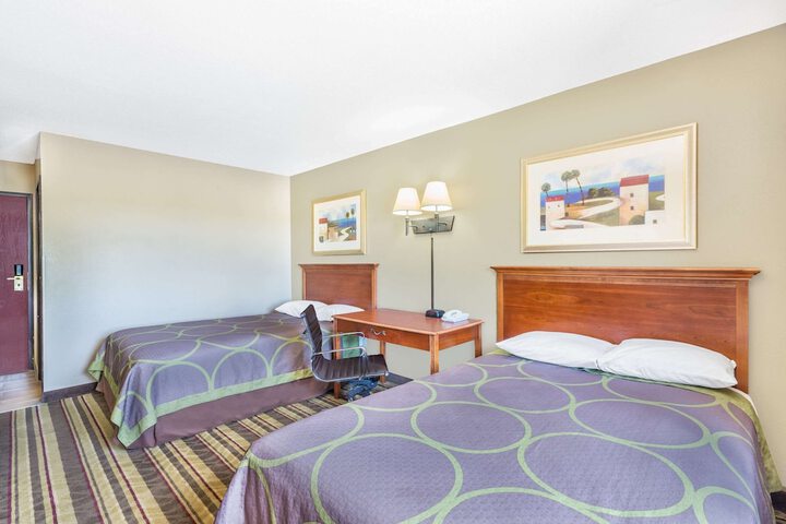 Super 8 by Wyndham Tilton / Lake Winnipesaukee