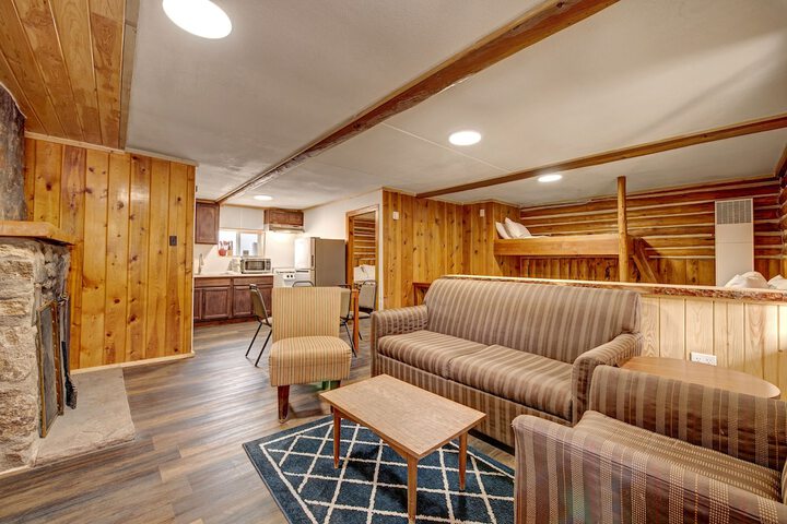 Lounge 106 of 110