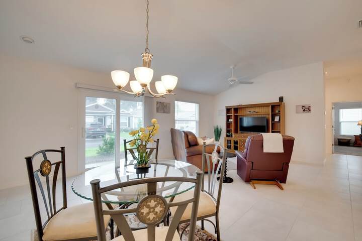 Sun-soaked Retreat in The Villages w / Grill!