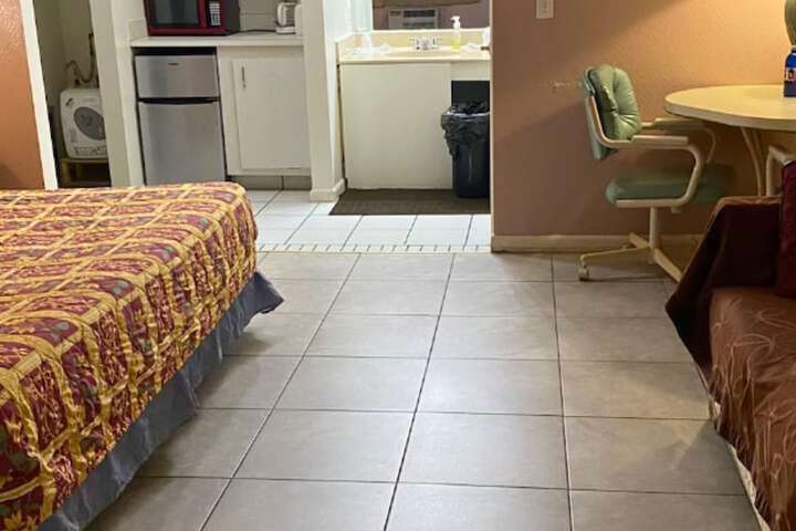 Room 5 of 10