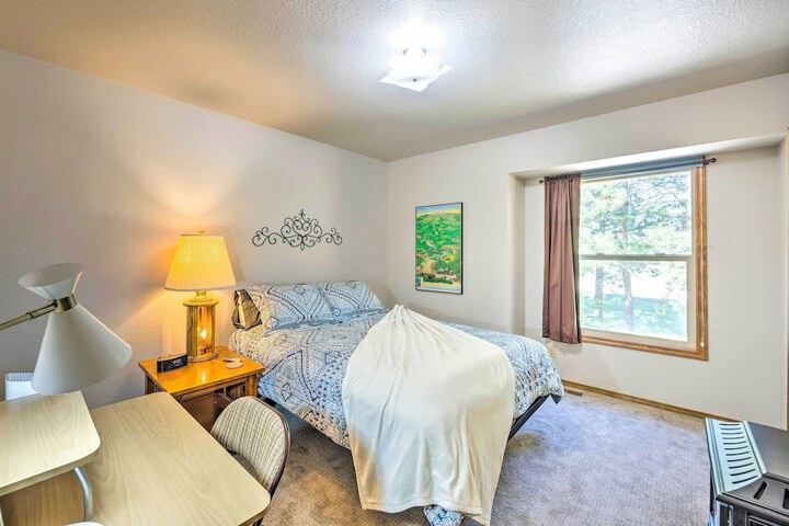 Serene Monument Sanctuary w / Patio & Fire Pit!