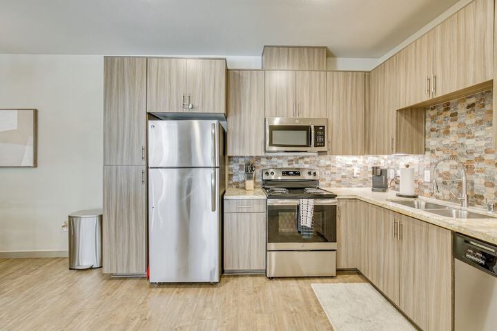 By Seaport Village & Navy Base! Chic Condo w / Pool