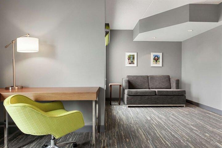 Room 17 of 28