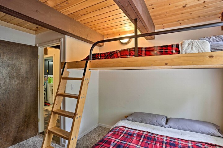 Chester Cabin w / Deck - Walk to Lake + Golfing!