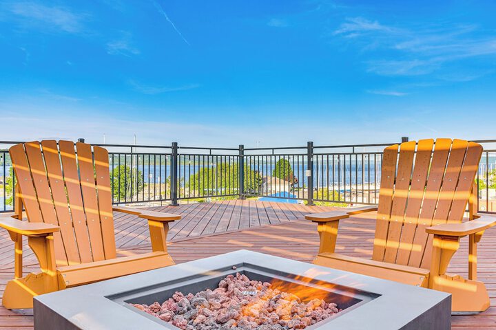1 Block to Lake City Marina: Condo w / Rooftop Deck