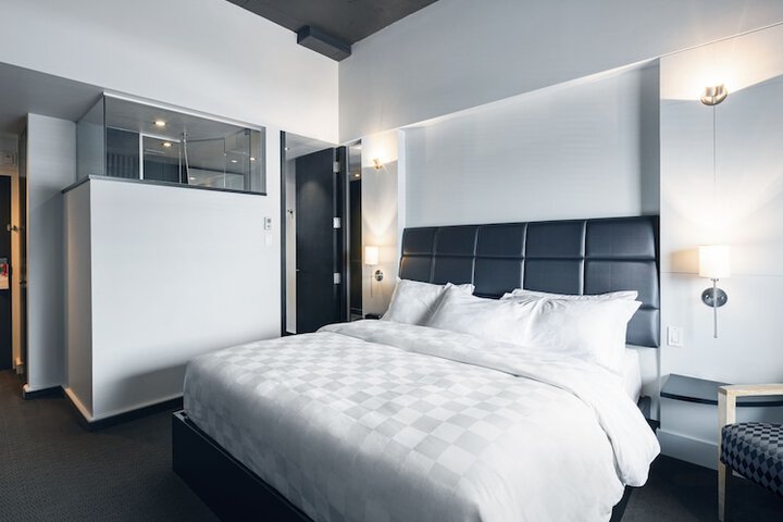 Room 32 of 46