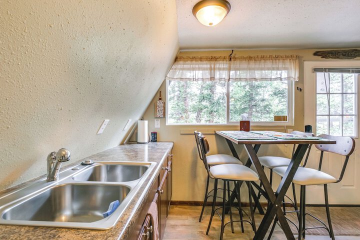 Sunny Muddy Moose Cabin w / Fire Pit & Mtn Views!