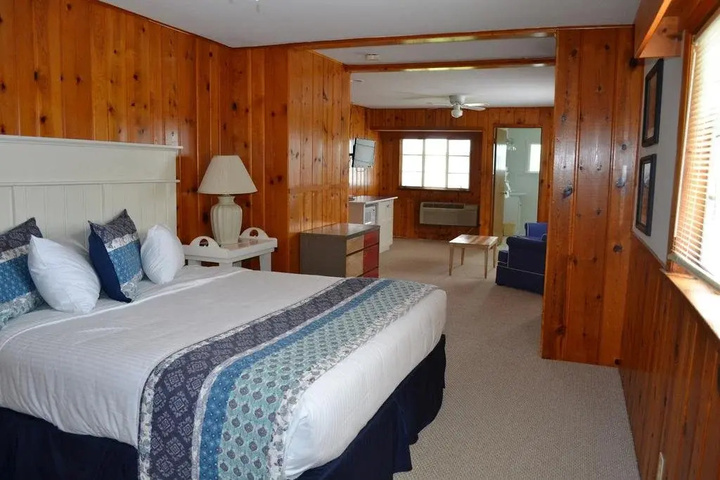 Buzzs Lakeside Inn