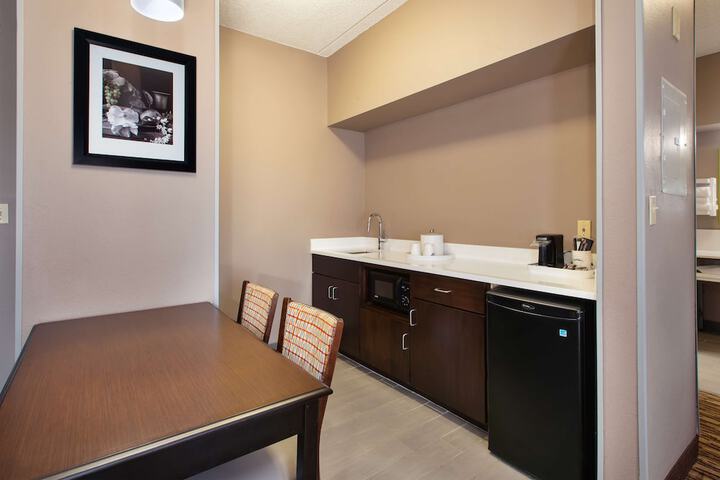 Hampton Inn & Suites Cleveland-Airport / Middleburg Heights