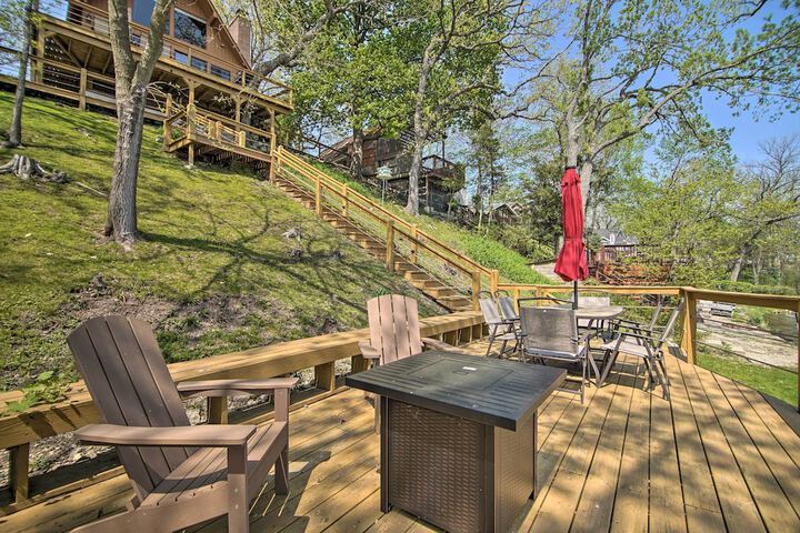 Serene Lakefront Escape: Boat Dock & Grill!