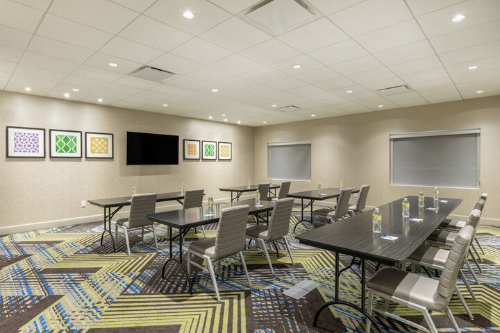 Holiday Inn Express & Suites Watertown by IHG