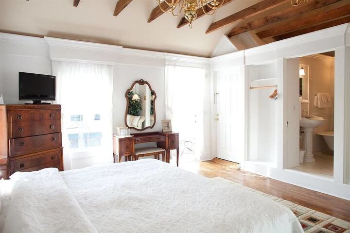 Room 1 of 18