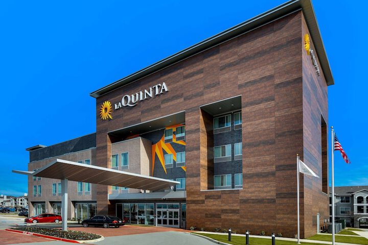 La Quinta Inn & Suites by Wyndham DFW Airport West-Glade