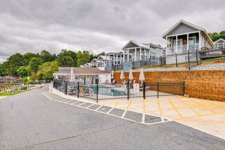 Waterfront Lake Norman Cabin w / Screened Porch!