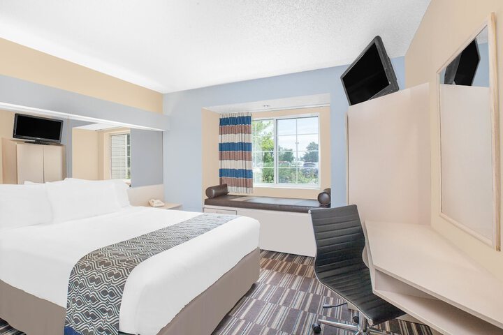 Room 10 of 18