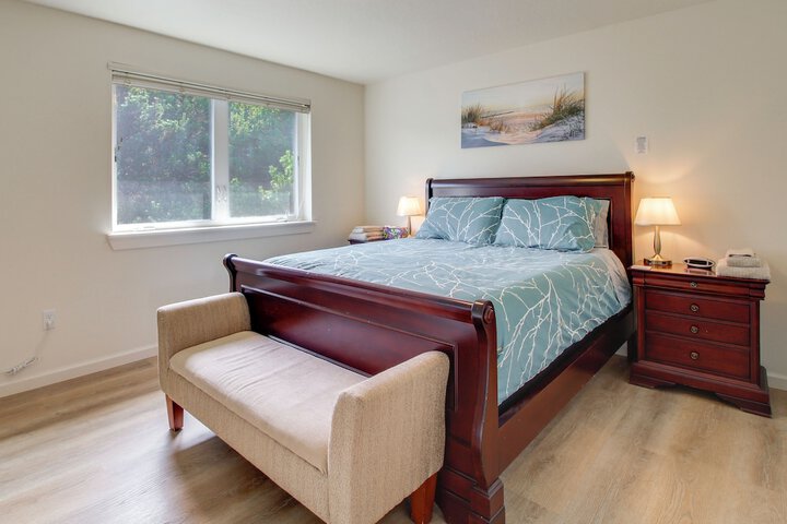 Spacious Bandon Getaway - 2 Blocks to Ocean!