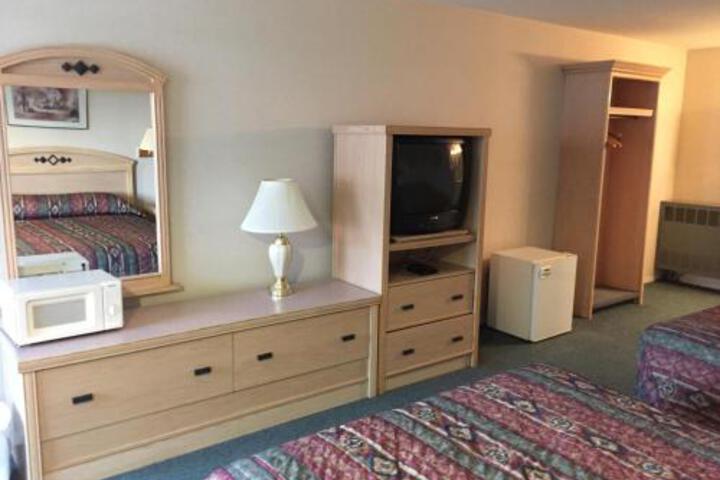 Leroys Motor Inn