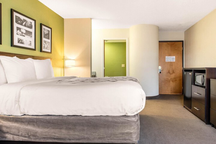 Room 33 of 59