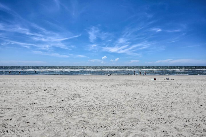 Ocean Isle Beach Condo w / Balcony: Steps to Shore!