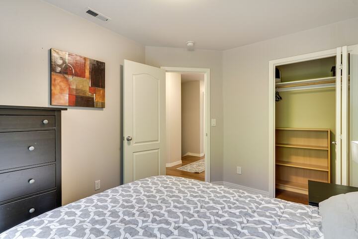 Lake Oswego Home w / Deck 9 Mi to Downtown Portland