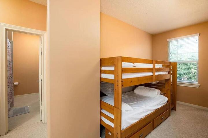 Bedroom with 3.5-Bathroom near Golf Course!