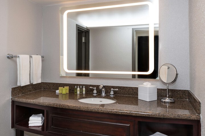 DoubleTree by Hilton Newark Penn Station