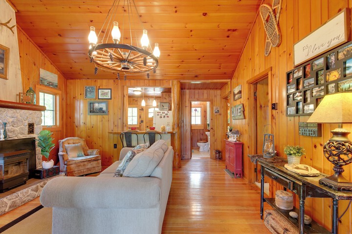 Lakefront Cabin w / Private Dock & Fire Pit!