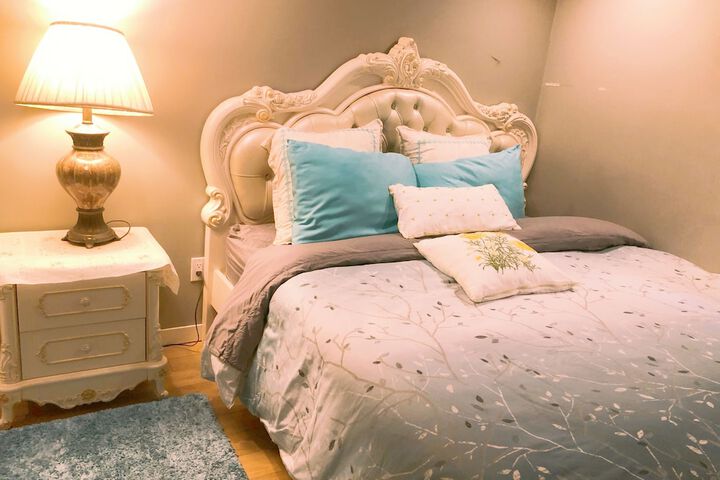 Room 17 of 28